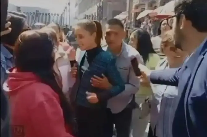 Sujeto acosa y toquetea indebidamente a la Presidenta de México (+video)