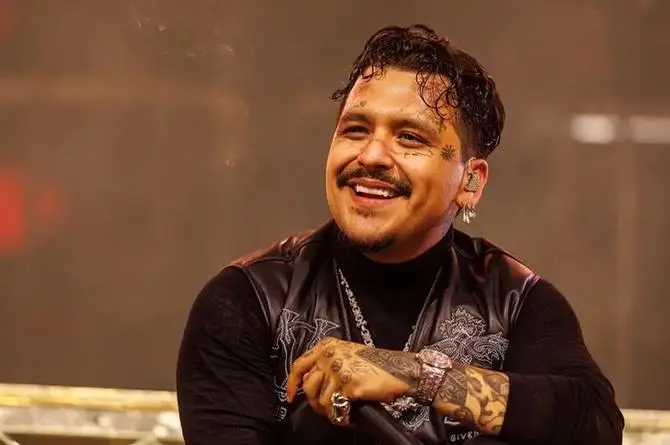 Niegan visa a músicos de Christian Nodal