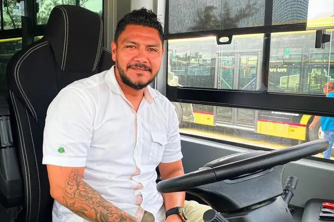 ¡Papacitoooo! Chofer de camión Ulúa levanta suspiros y enciende redes en Veracruz (+fotos)