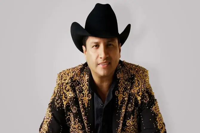 Julión Álvarez estalla tras ser ligado a una detención por alerta roja en Honduras