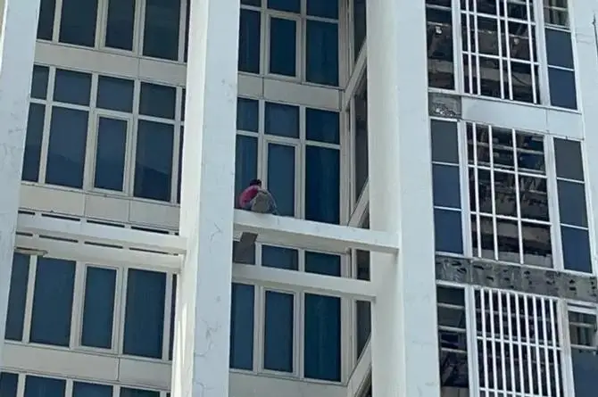 Joven intenta aventarse de la Torre de Pemex en Veracruz (+video)