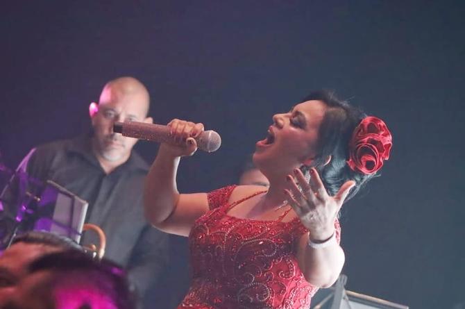 Claudia Menéndez refrenda en concierto por qué es 'La Voz de Oro' 