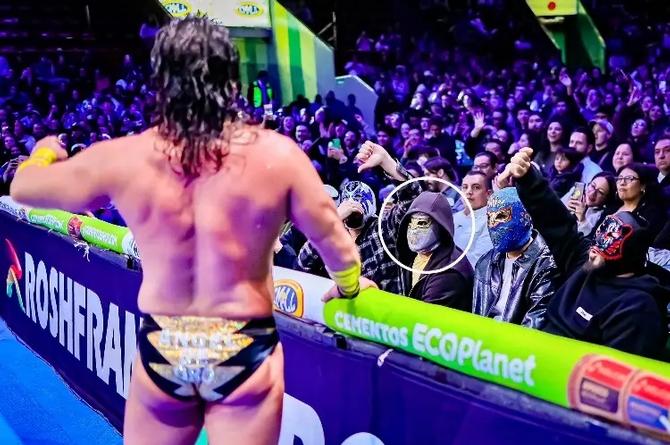 Bad Bunny asiste a la Lucha Libre de CDMX con la máscara del Místico (+fotos)