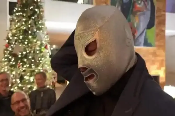 ¡Histórico! El Hijo del Santo se quita la máscara por primera vez (+video)