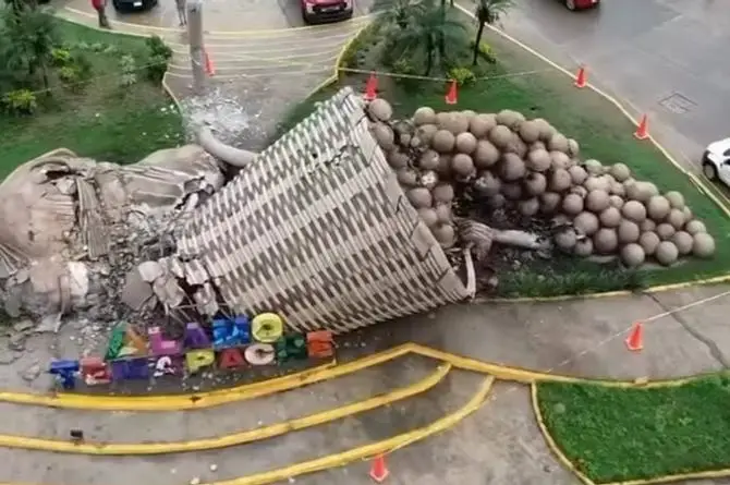 Se desploma monumental estatua en Álamo Temapache, Veracruz (+fotos)