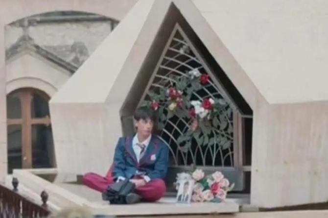 Filman película XXX junto a la tumba de Camilo Sesto