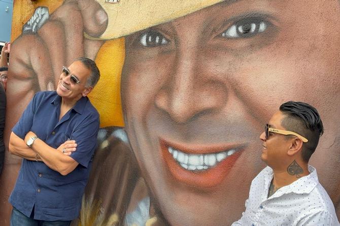 Tito Nieves llega a La Huaca y firma mural en su honor  (+fotos)