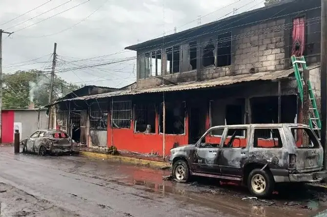 Mega incendio en Paso del Toro, Veracruz, arrasa con vivienda, autos y motocicletas