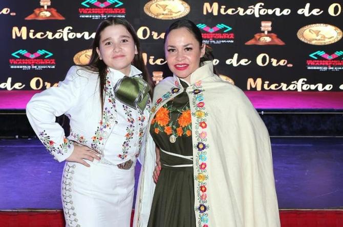 Reconocen a las cantantes Edith Encalada y Nura Francis por disco homenaje a Juan Gabriel