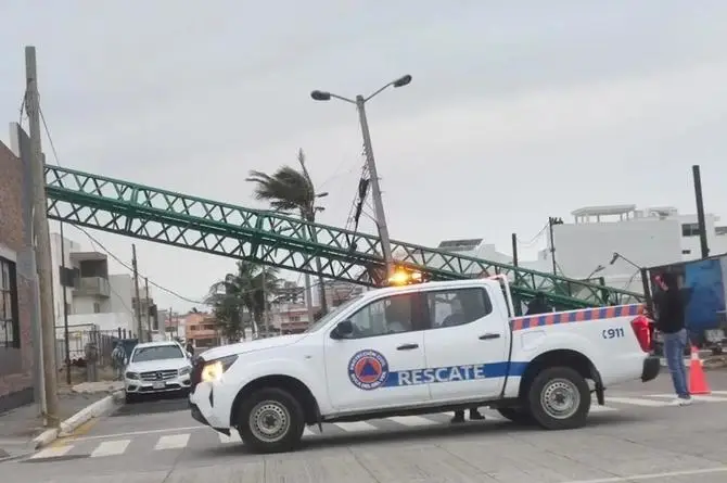 ¡Sustazo! Se desploma grúa sobre automóviles y un restaurante en Boca del Río, Veracruz