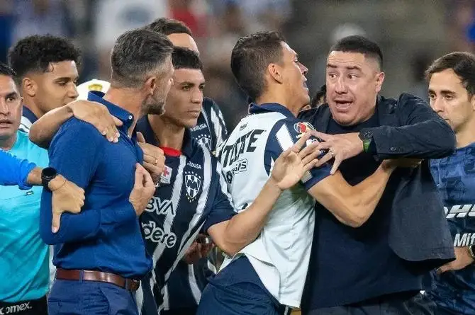 Ex DT de Liga MX y su familia, a punto de morir ahogados en la playa (+video)