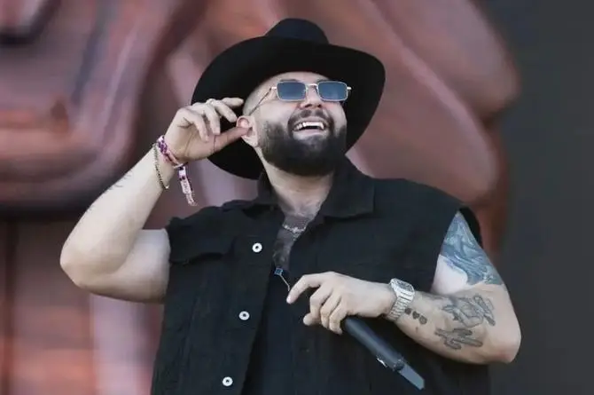 El cantante Carín León pospuso las dos presentaciones que tenía programadas en el Palenque de la Feria de León, luego de ser diagnosticado con dengue,