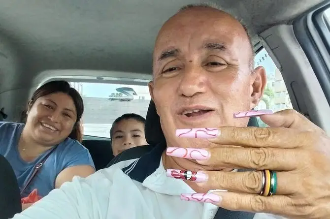 Una diva del volante captan taxista con uñas largas y se viraliza