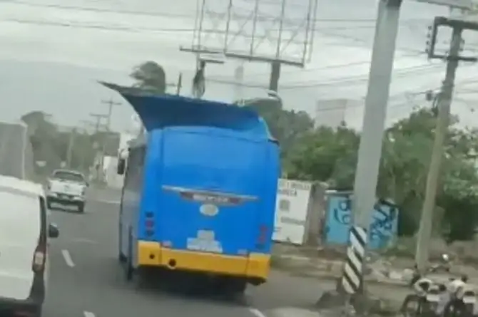 Camión urbano se vuelve convertible tras fuertes rachas de viento en Veracruz