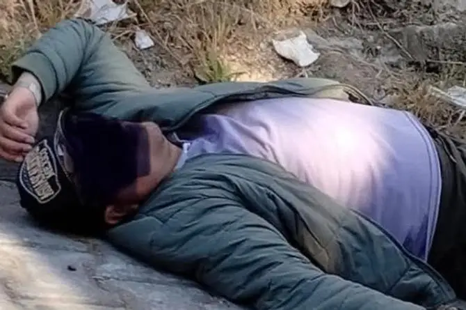 En horario laboral hallan a un Juez borracho y tirado en la calle (+fotos)