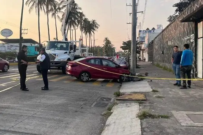 La Fiera : ¡Ay wey! - 'Se le atraviesa' un poste de CFE en Veracruz y ...