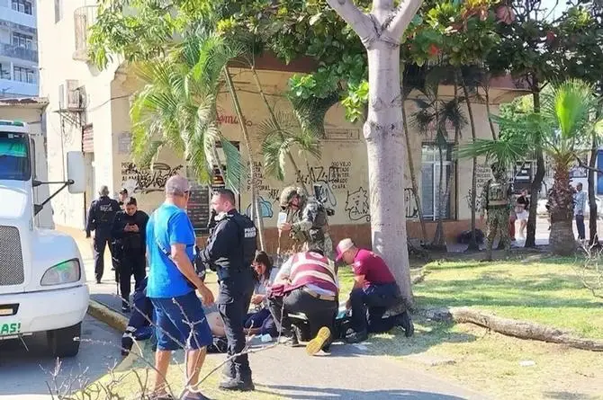 ¡Pleito en el Centro de Veracruz! Se agarran a tijeretazos