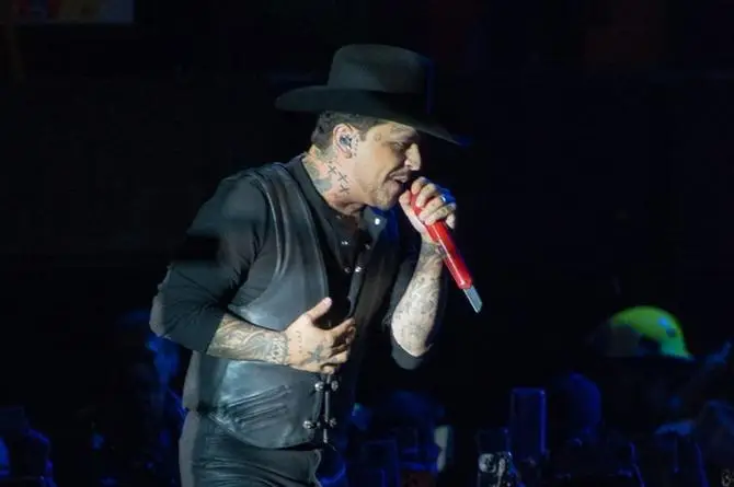 Christian Nodal recuerda en Veracruz cuando lo invitaron a comprar a los Tiburones Rojos