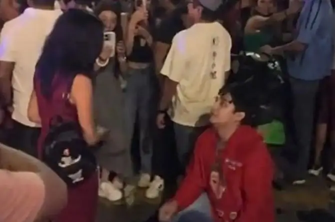 ¡Soldado caído! Le pide matrimonio a su novia en el malecón de Veracruz y le dice que no (+video)