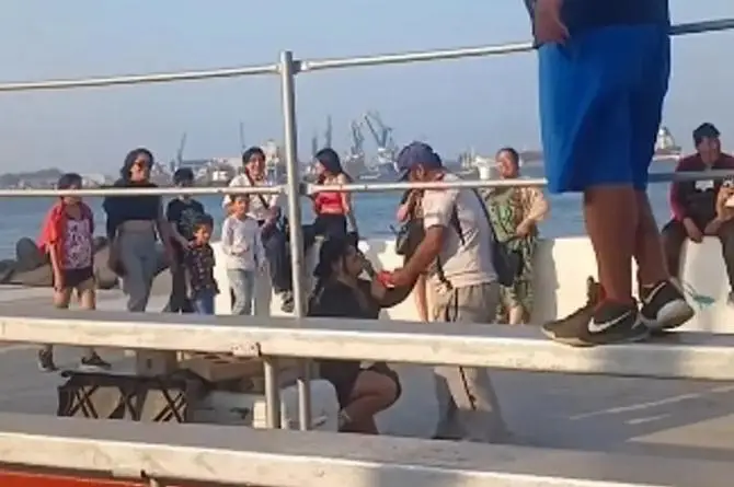 Ella a él: Otra propuesta de matrimonio en el Carnaval de Veracruz ¡Dijo que sí! (+video)