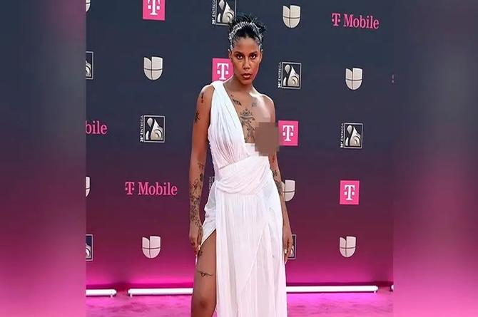 ¡Qué pechonalidad! Llega a entrega de Premios con un s3no de fuera 