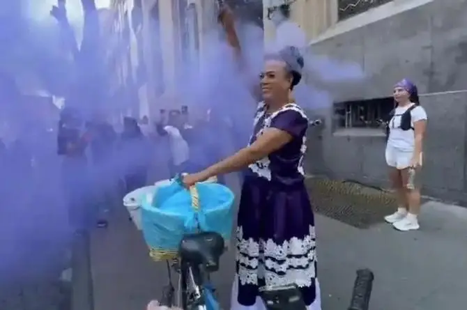 Mucho humo morado y harto taco: Lady Tacos de Canasta es la sensación en la Marcha 8M
