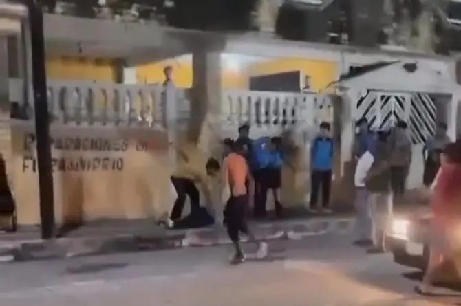 Captan salvaje golpiza a estudiante de secundaria en Boca del Río (+fotos)