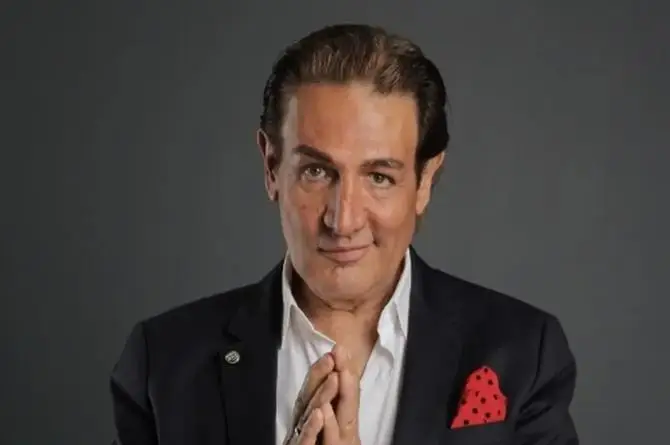 Le arriman dos pistolones por atrás a 