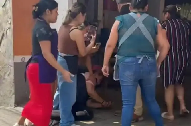 ¡De los pelos y sin escalas! Desgreñan a funcionaria municipal en mercado de Veracruz (+video)