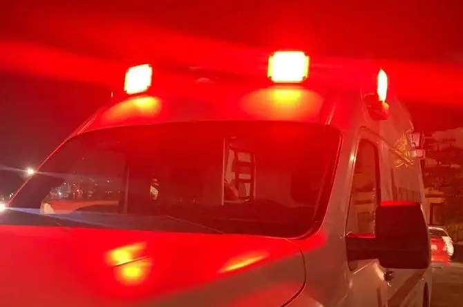 Le cae un tronco en la 