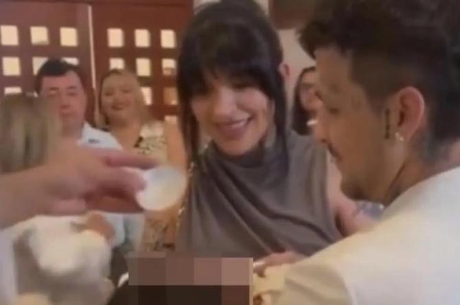 ¡Tracaaaa! Revelan fotos de Christian Nodal y Cazzu en un bautizo 