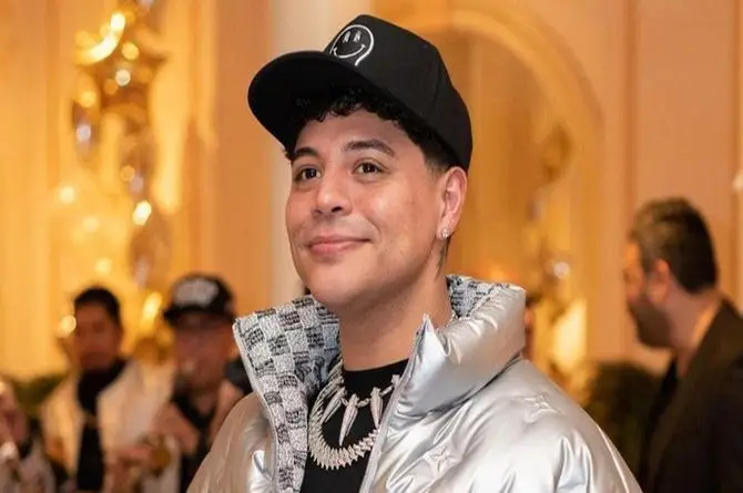 ¡Se enfurece! Eduin Caz detiene concierto de Grupo Firme para evitar pelea entre asistentes