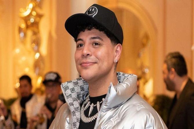 ¡Se enfurece! Eduin Caz detiene concierto de Grupo Firme para evitar pelea entre asistentes