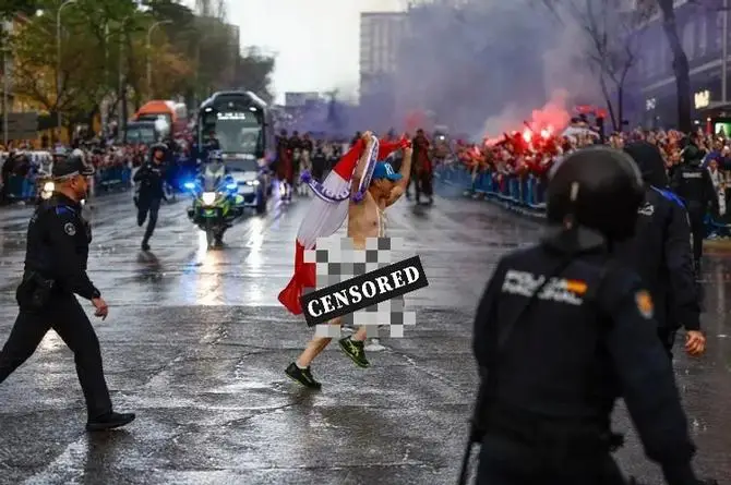 ¡Tenates al aire! Aficionado corre d3snudo frente al autobús del Real Madrid (+video)