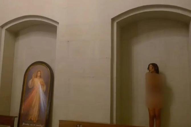 ¡Virgen santísima! Cantante se d3snuda adentro de una iglesia 