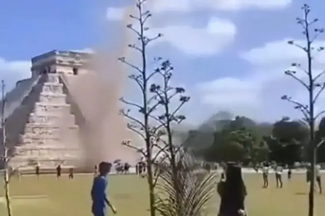 ¡Zas culebra! Se forma remolino en pirámide de Kukulcán en Chichén Itzá (+video)