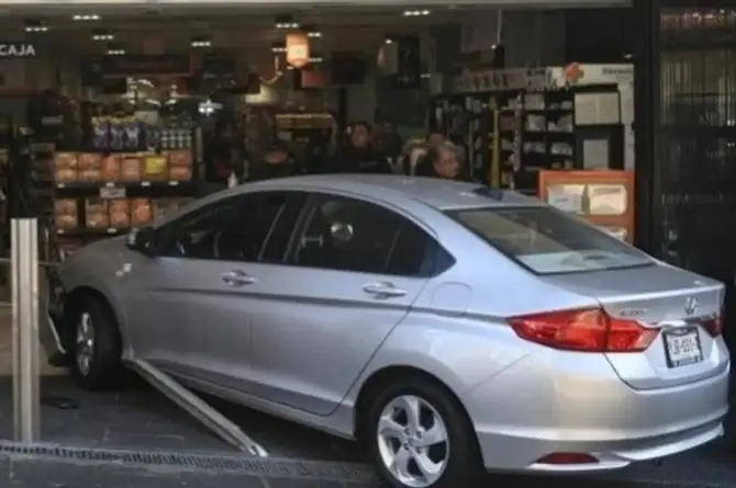 Se mete al súper a comprar la despensa ¡con todo y coche!