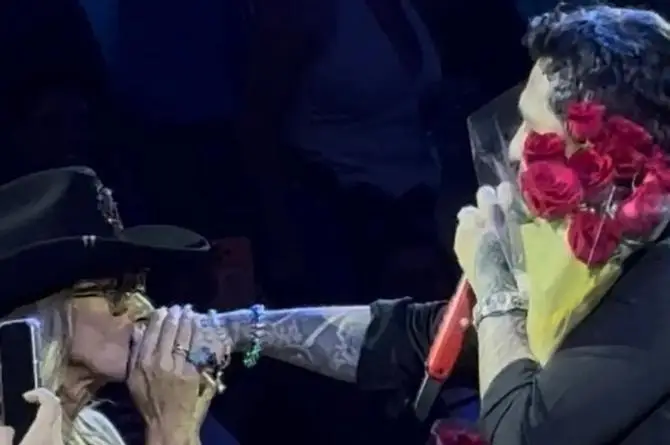 ¡Keeee! Adela Micha llega al palenque de Christian Nodal y le besa el anillo (+fotos/videos)