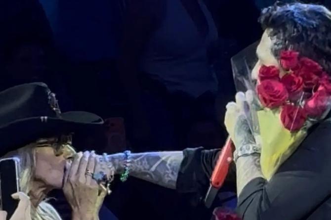 ¡Keeee! Adela Micha llega al palenque de Christian Nodal y le besa el anillo (+fotos/videos)