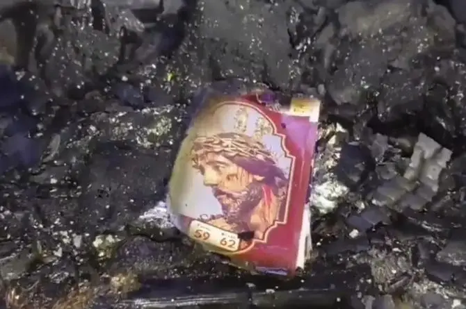 Fuego arrasa con una casa ¡las imágenes religiosas quedan intactas! (+video)
