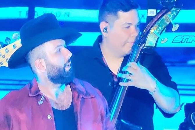 ¡Híjolee, esa no era mía! Carín León vive un momento incomodo