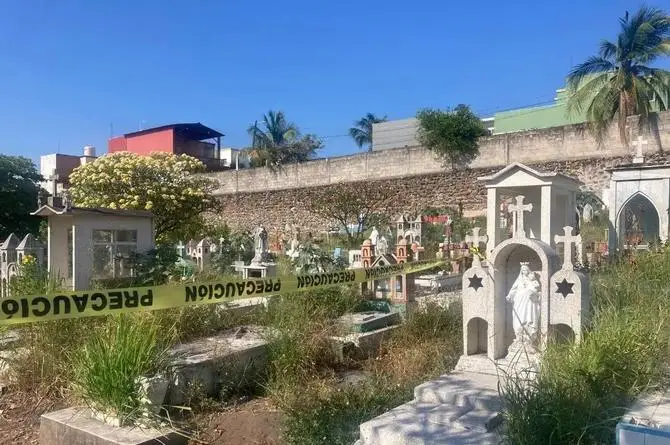 ¡Ya no llegó al hoyo! Colgó los tenis en el Panteón Jardín de Veracruz