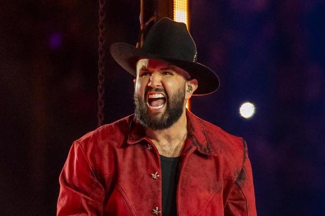 Así fue el bochornoso momento de Carín León durante el Supernova (+video)