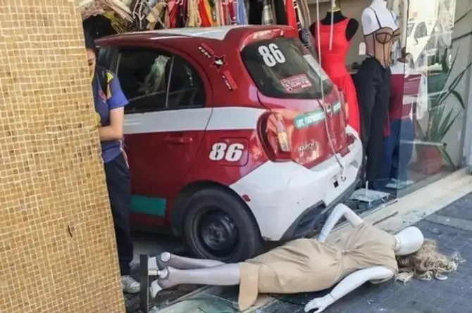 ¡Ni Obama tiene ese servicio! Mete el taxi entre los maniquíes para ver ropa