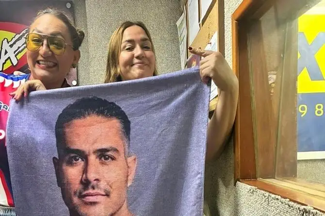¡Regalazo de La Machis! Locutora de XEU ya tiene su Harfuch para secarse hasta el último rincón