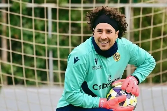 ¡Se nos va el rizado de oro! Memo Ochoa ya tiene boleto del retiro para después del Mundial 2026