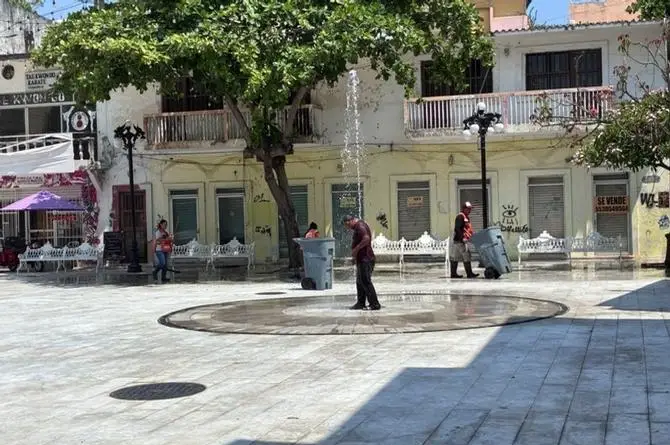No aguantó el calor de Veracruz y se baña en la fuente de la Plazuela de la Campana (+fotos)
