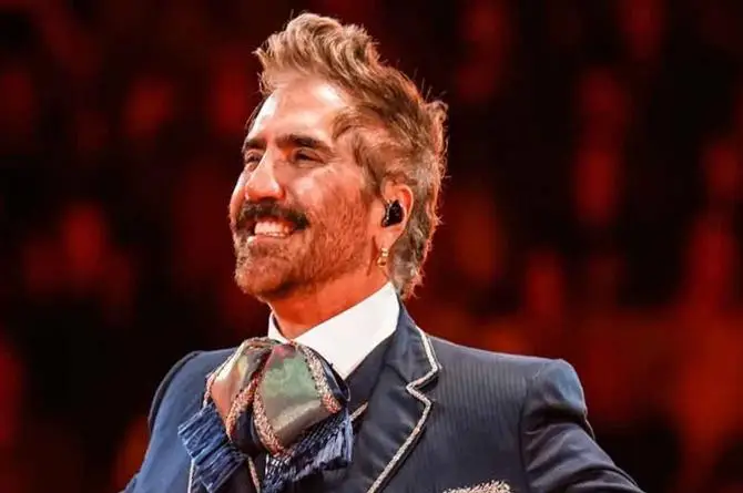 Alejandro Fernández rompe el silencio sobre su lengua y responde con molestia a las críticas