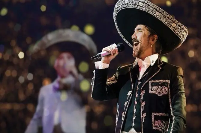 Alejandro Fernández y la condición que habría puesto para cantar el Himno Nacional 