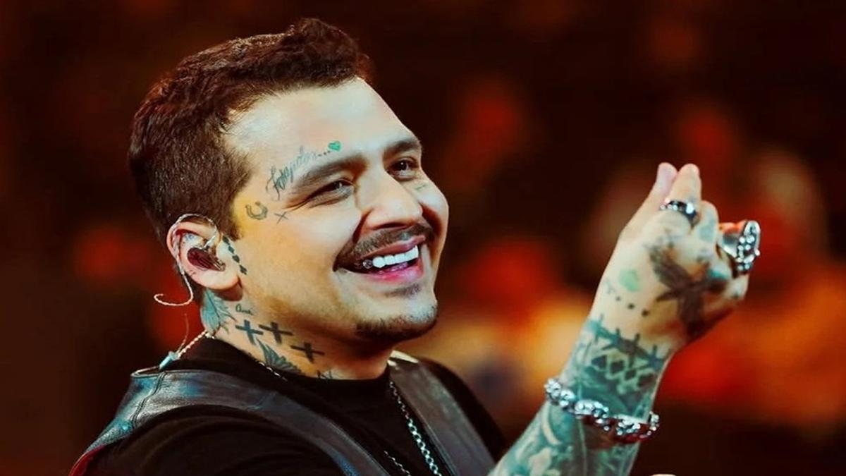 Christian Nodal besa accidentalmente a una fan y desata burlas en redes (+video)